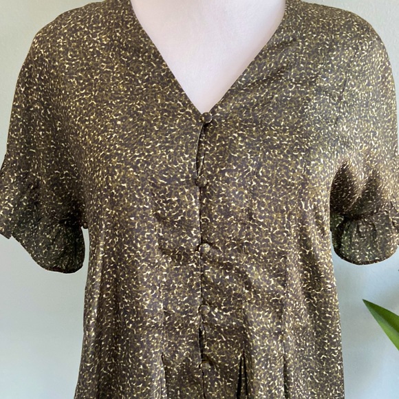 NWT Anthropologie Silky Flouncy V Neck Blouse Great Details! Size XS - Picture 2 of 7